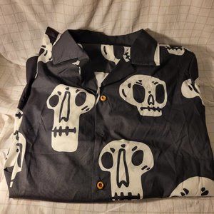 Casual Men's bowling type shirt w/Skulls